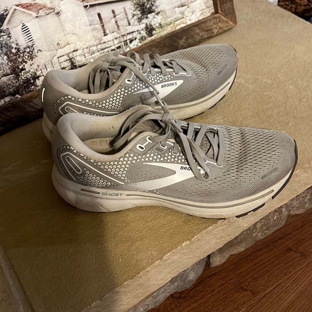 Brooks ghost 14 tennis shoes. Size women 10. Gentle use. Great condition.